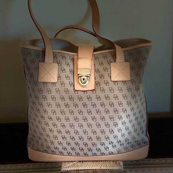 ☀️GUC Dooney & Bourke Signature top handle shoulder bag w/leather trim - Picture 2 of 14